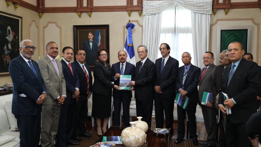 Danilo aprueba el inicio del plan de reordenamiento del río Yaque del Norte