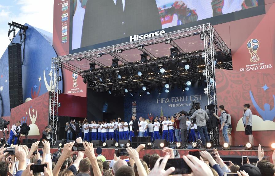 Miles de hinchas de Rusia dan bienvenida al equipo en Moscú