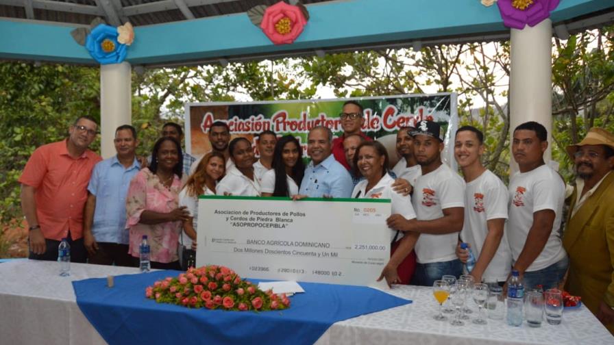 El FEDA califica de modelo a criadores de pollos y cerdos de Piedra Blanca