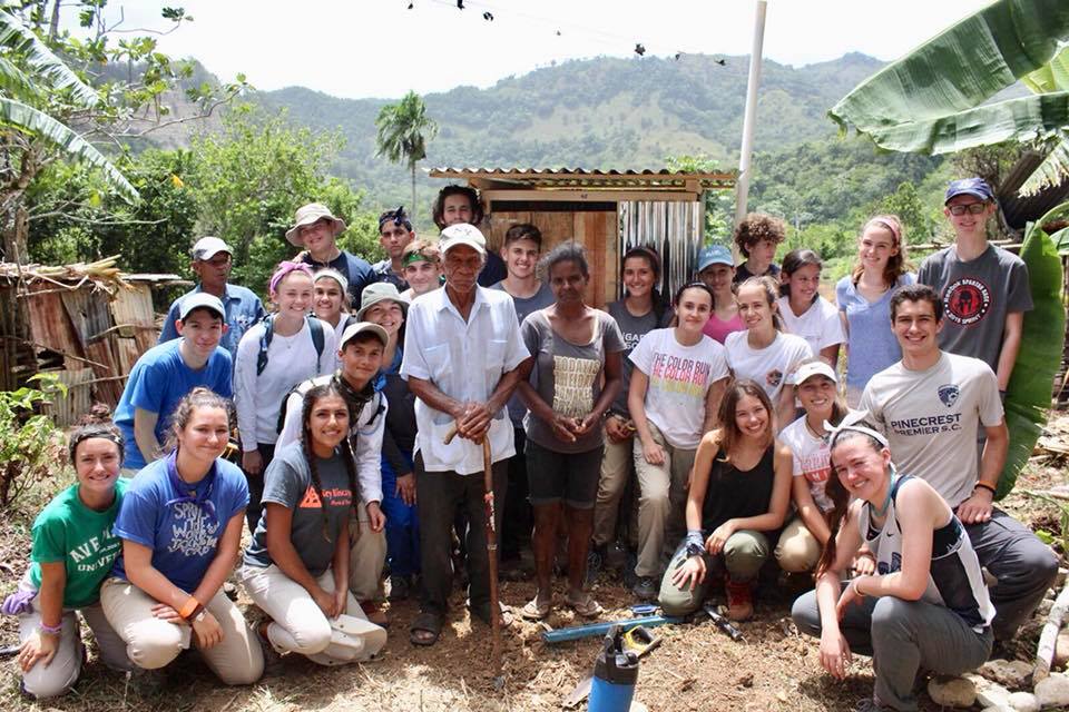 El grupo de jóvenes que participó en la misión humanitaria Blue Missions.