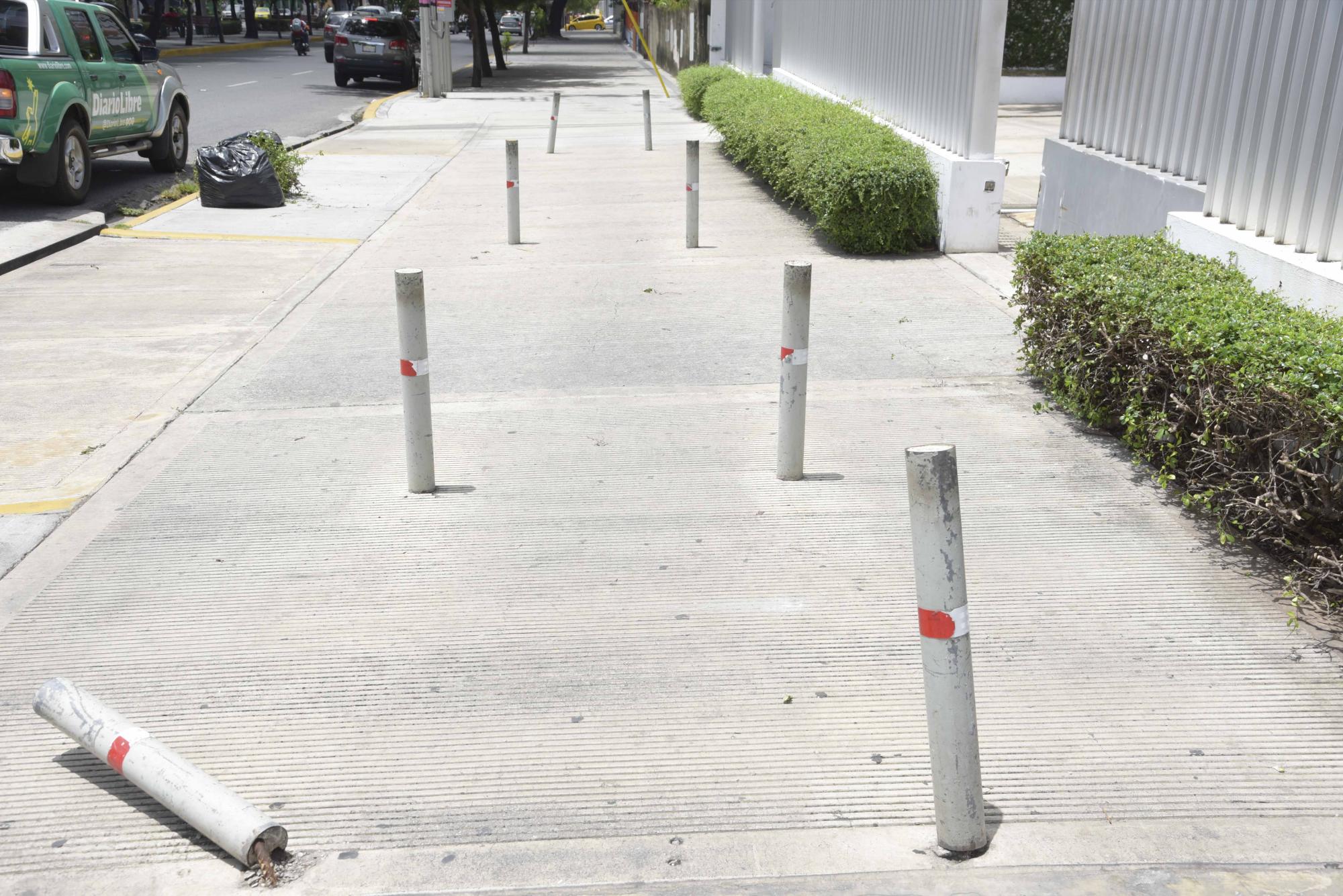 Ejemplo de un modelo de acera uniforme, pero con bolardos ilegales. (José Justo Féliz