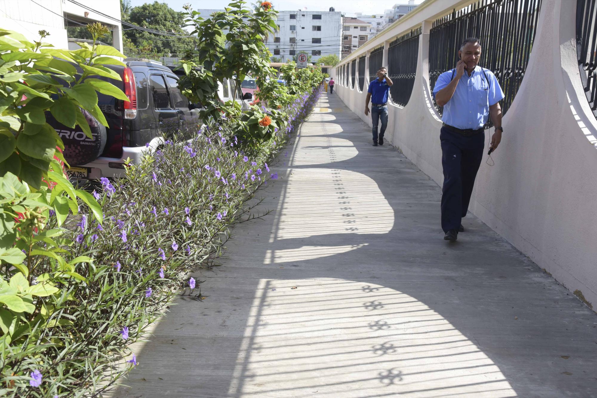 Una acera en la que se respeta el espacio del peatón. (José Justo Féliz
