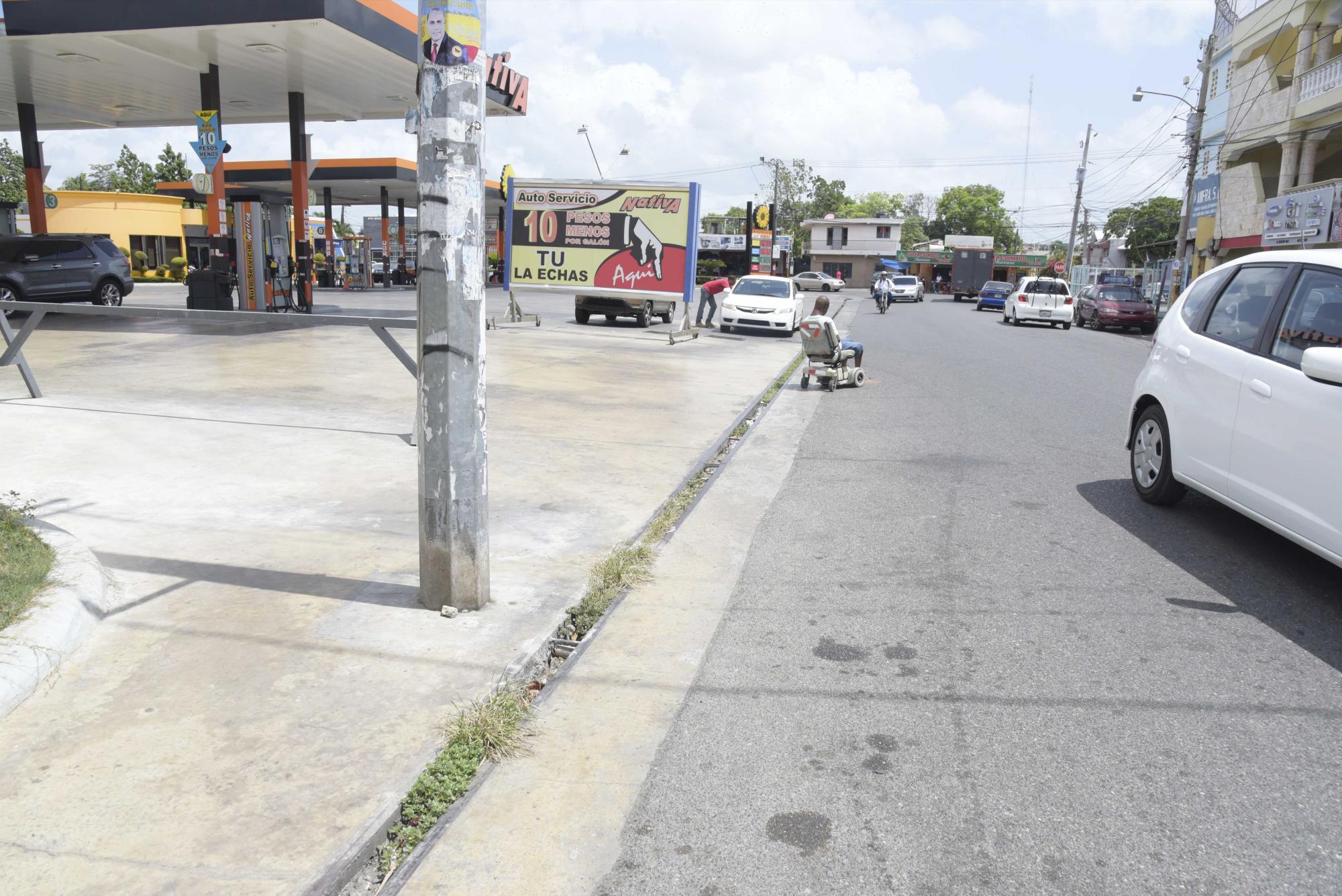 Un establecimiento que incorpora la acera. (José Justo Féliz