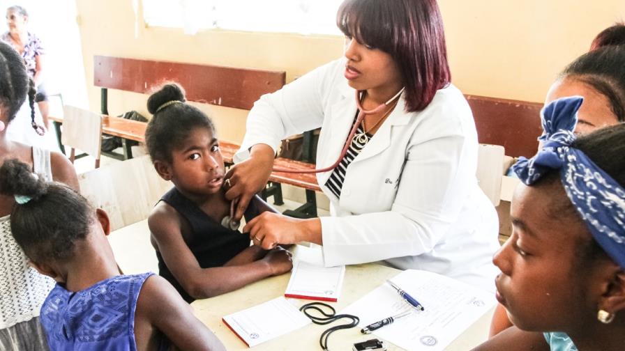 Moradores de Villa Altagracia se benefician de operativo médico