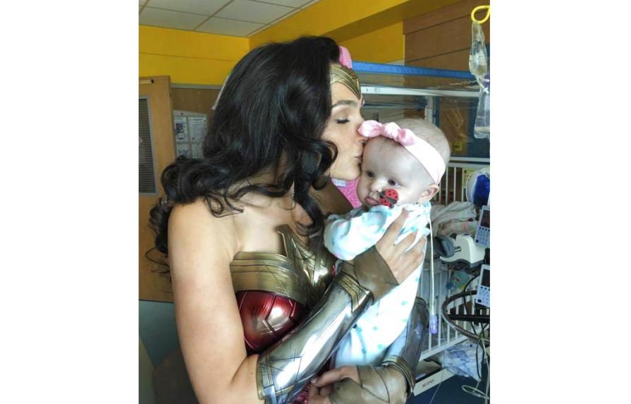 Gal Gadot visita hospital de niños vestida de Wonder Woman