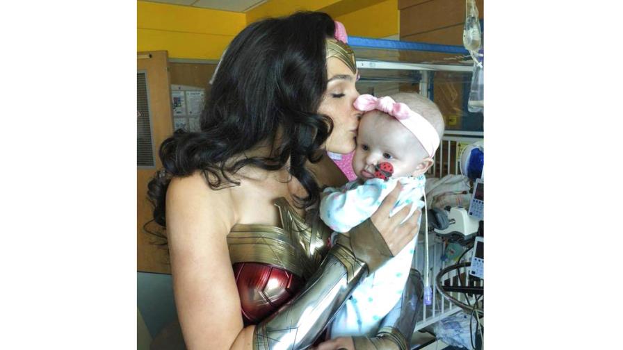 Gal Gadot visita hospital de niños vestida de Wonder Woman