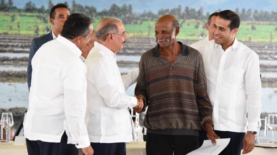 Presidente Danilo Medina entrega 457 títulos de propiedad en Monte Plata Presidente Danilo Medina entrega 457 títulos de propiedad en Monte Plata
