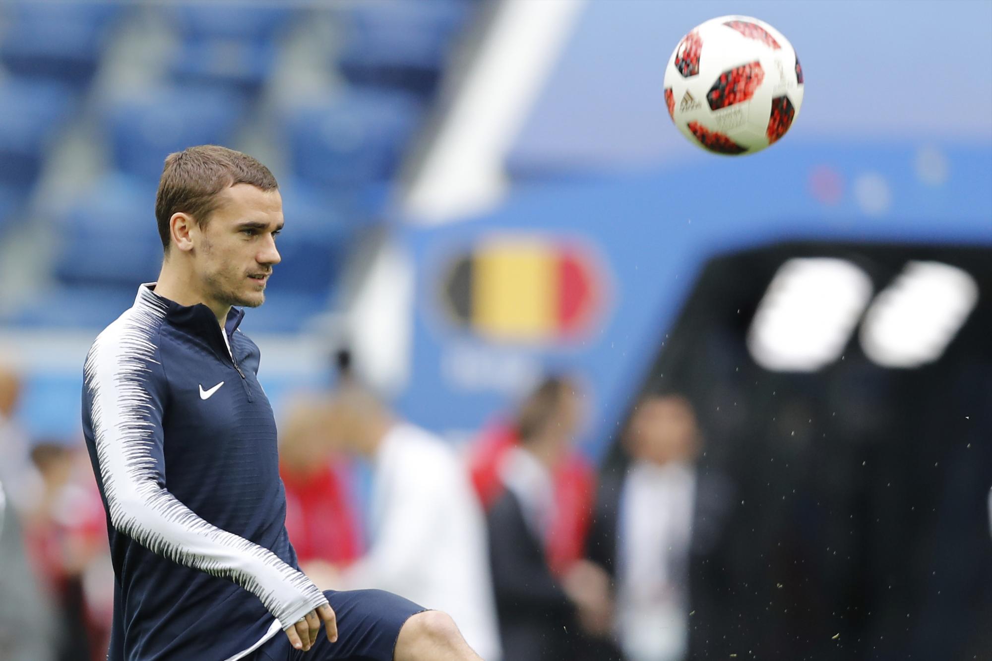 El francés Antoine Griezmann hace malabares con el balón durante una sesión de entrenamiento oficial en la víspera de su semifinal contra Bélgica en la Copa Mundial de fútbol 2018 en San Petersburgo, Rusia, el lunes 9 de julio de 2018.