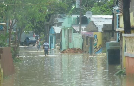El barrio La Ciénaga, en Sabana Perdida, está bajo agua; otros sectores también impactados