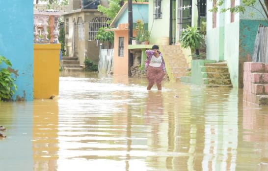 El barrio La Ciénaga, en Sabana Perdida, está bajo agua; otros sectores también impactados