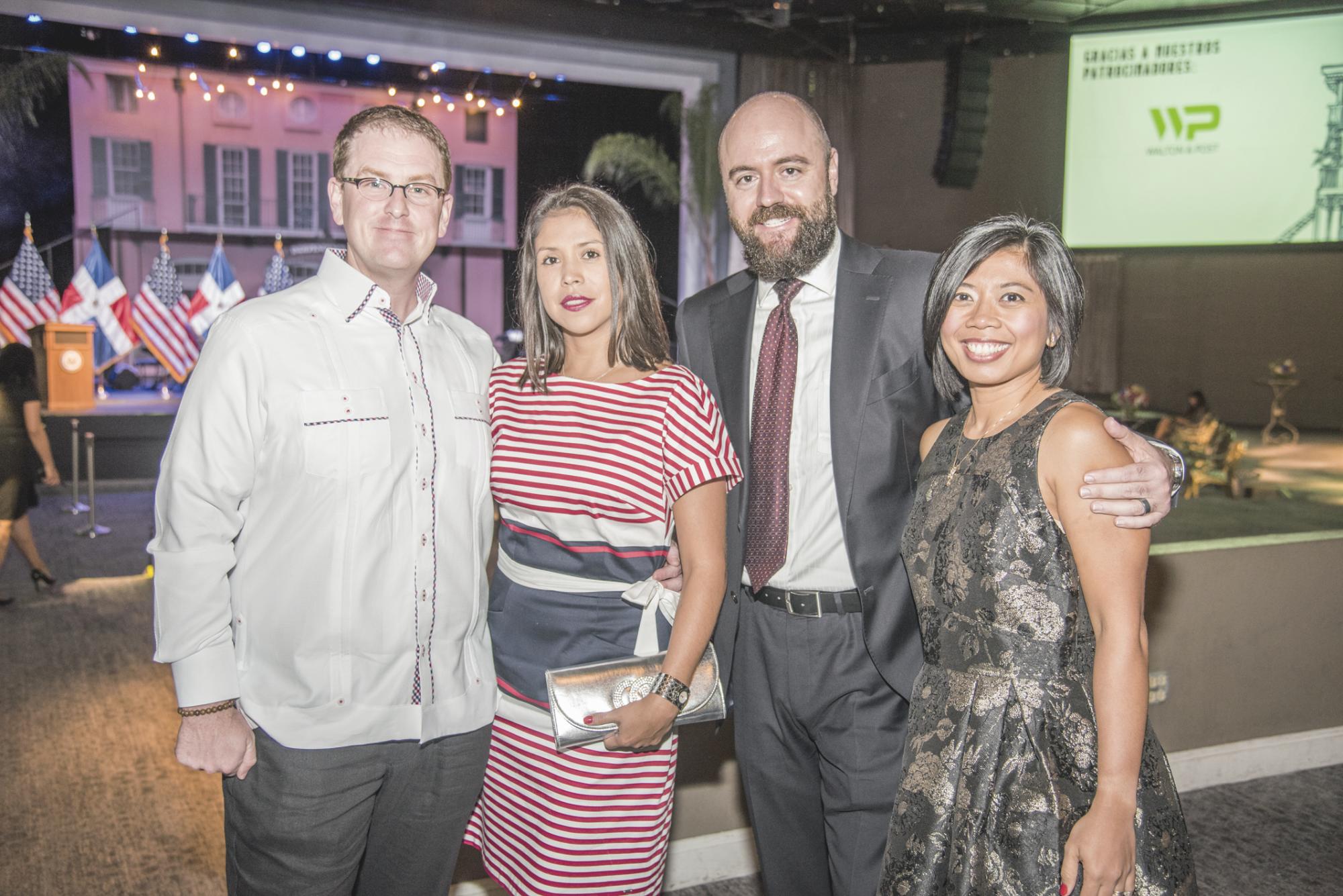 Timothy Peltier, Andrea Peltier, David Baker y Dina Baker.