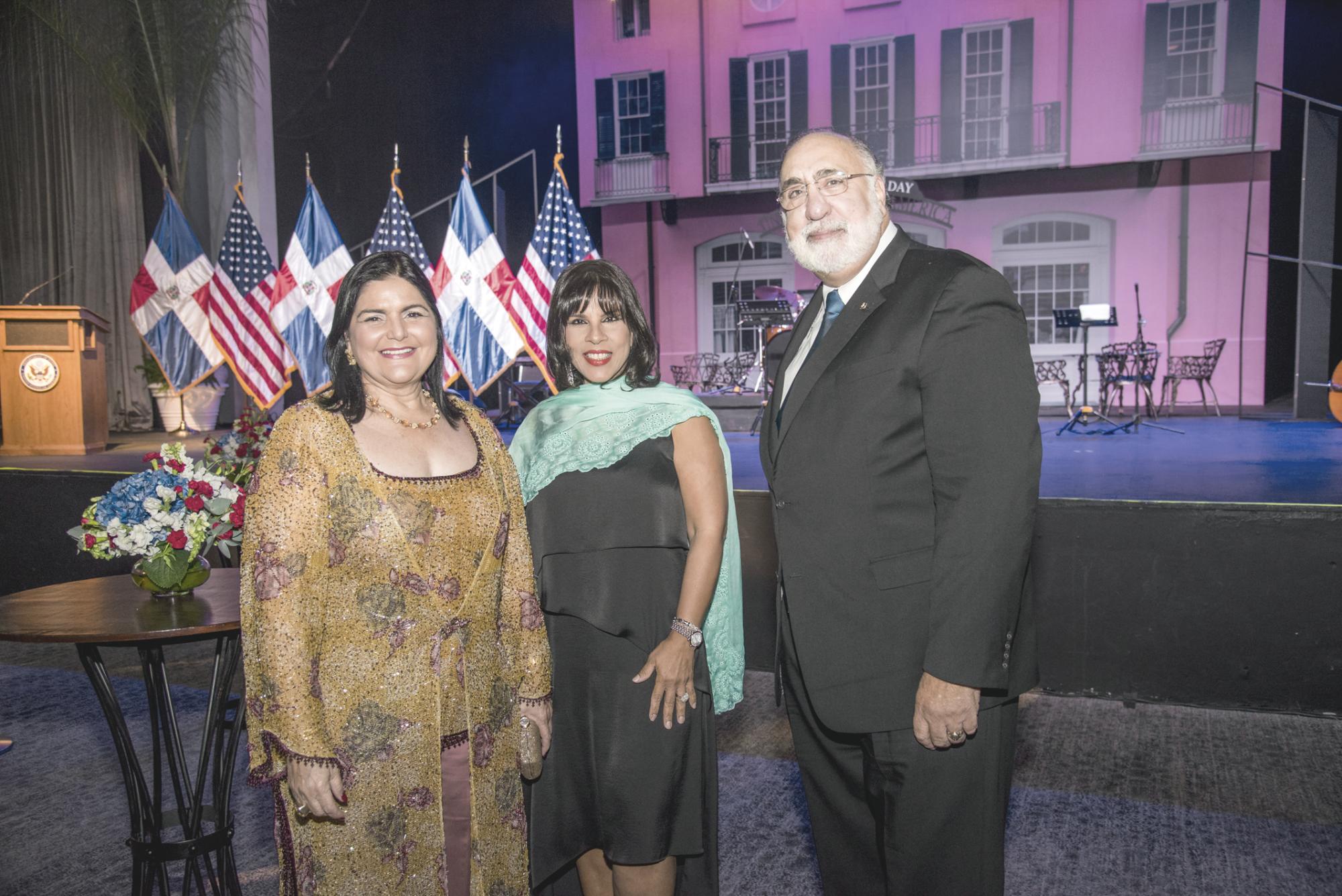 María Teresa Hermida, Angelita de Vargas y José Luis Rodríguez Bonetti.