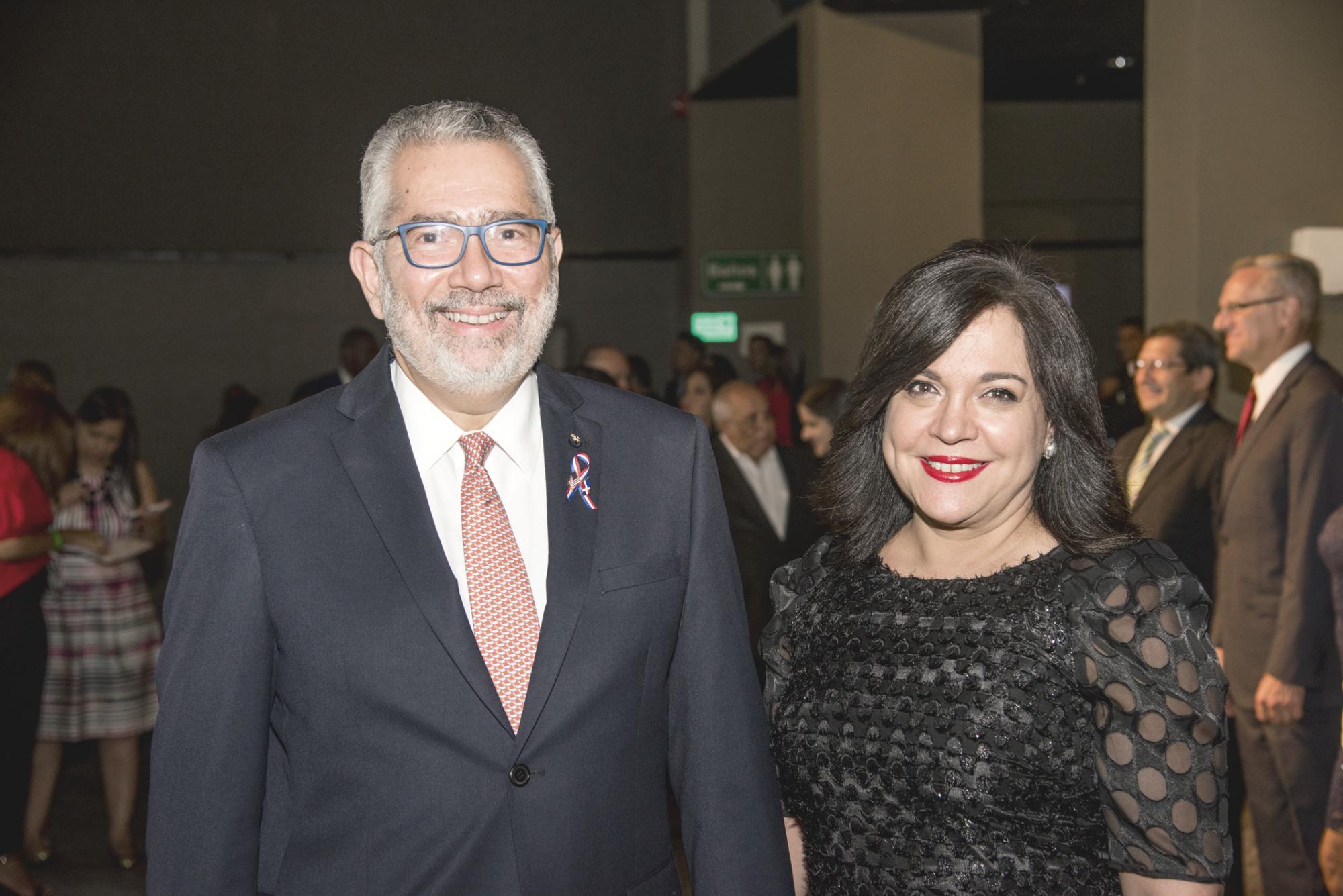 Enrique Valdez y Fabiola Herrera de Valdez.