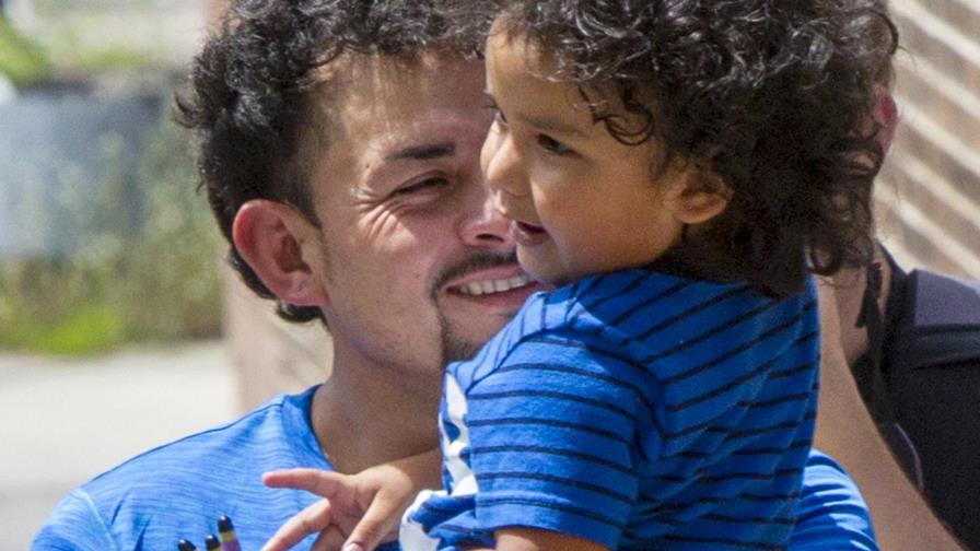 EEUU: Niños migrantes se reúnen con sus padres EEUU: Niños migrantes se reúnen con sus padres