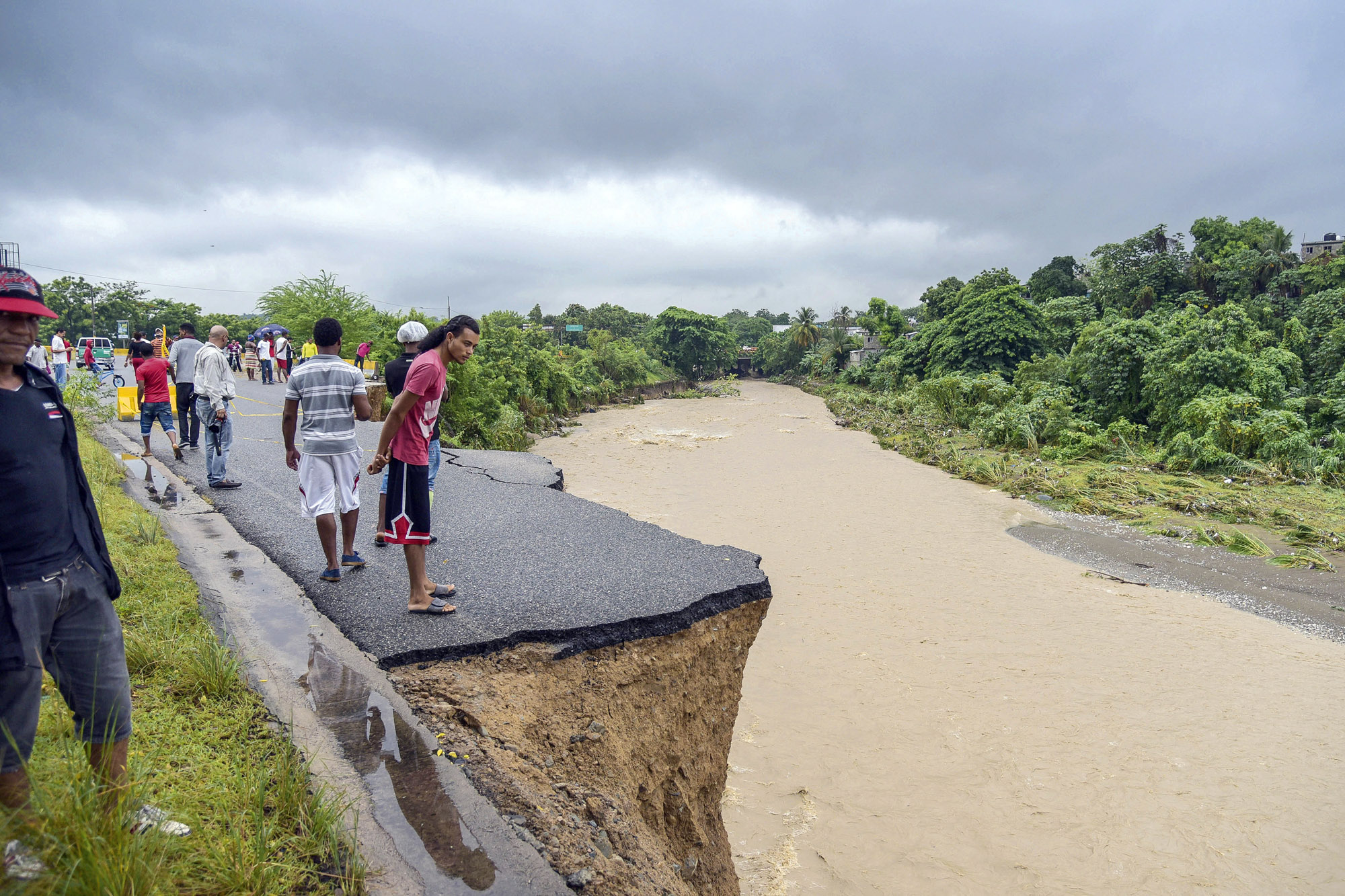 Inundaciones y cientos de desplazados por lluvias remanentes tormenta Beryl