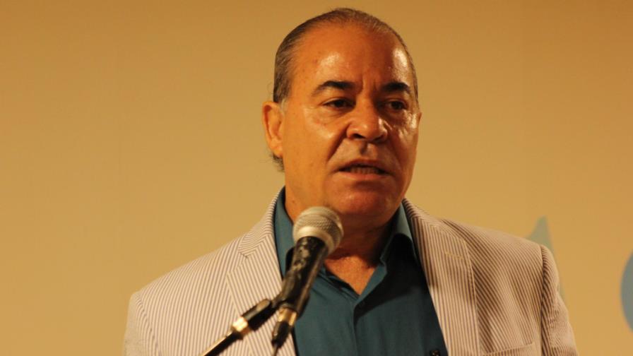 Escritor Avelino Stanley presenta novela sobre el bullying