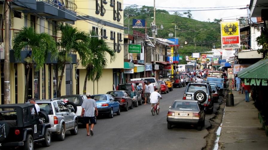 Costa Rica usará mezcla asfáltica con plástico reciclado en el pavimento