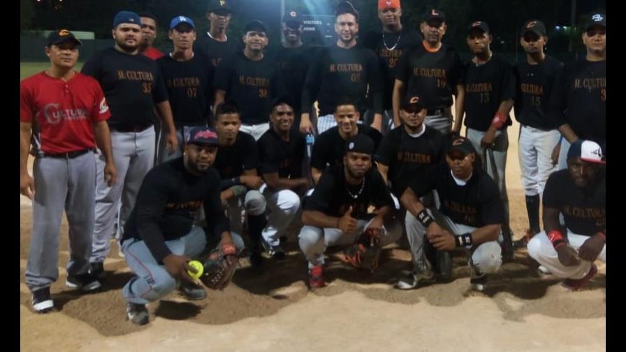 Ministerio de Cultura y Ferretería Beato en final de festival de sóftbol DN Ministerio de Cultura y Ferretería Beato en final de festival de sóftbol DN