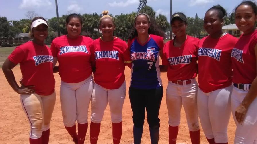 Selección femenina de mayores lleva 5 triunfos en sóftbol en La Florida