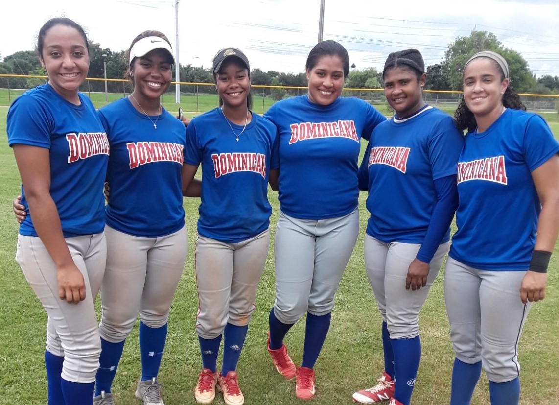 Desde la izquierda Angelina Pascual, Daniela Bautista, Claudia Santana, Rosaury Pérez, Eduarda Rocha y Jessica Rivera. Pascual, Bautista y Rivera son de la Academia que tiene la Fedosa en los Estados Unidos.