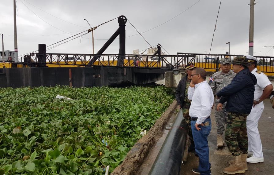MOPC y la Armada retiran cúmulos de lilas en alrededores del Puente Flotante