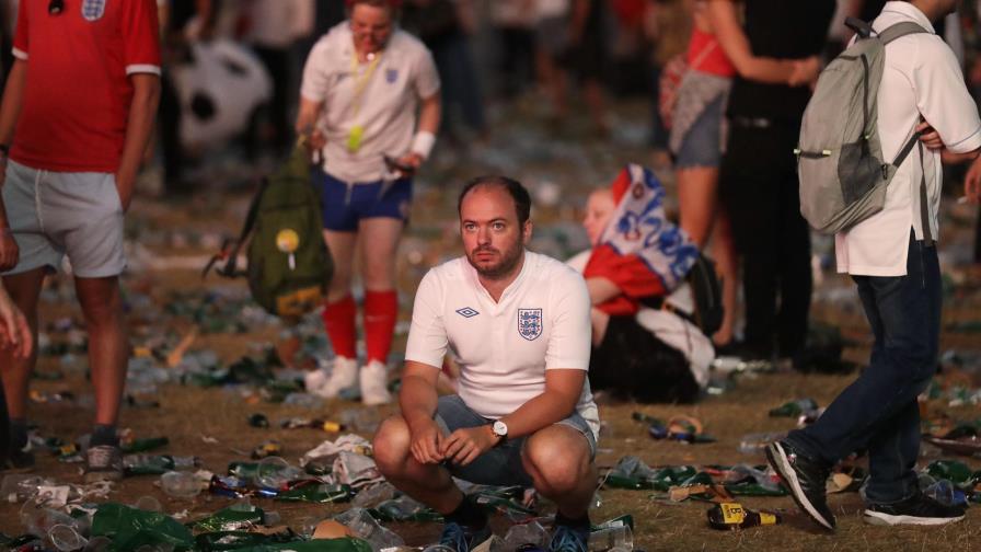 Tristes pero orgullosos los hinchas ingleses aplauden a su selección pese a la derrota