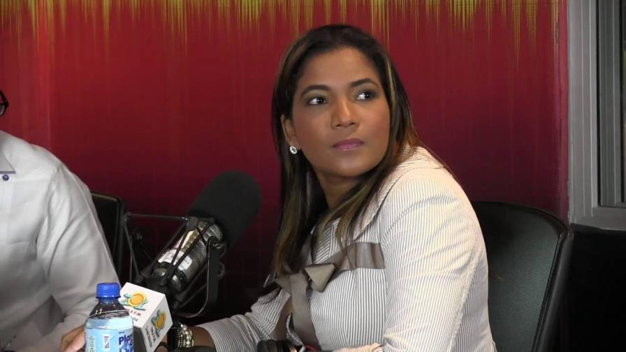 Anibelca Rosario acusa al abogado Johnny Portorreal de convocar turba en su contra