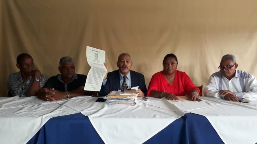 Residentes en el sector Los Tres Brazos exigen al presidente Medina títulos definitivos 