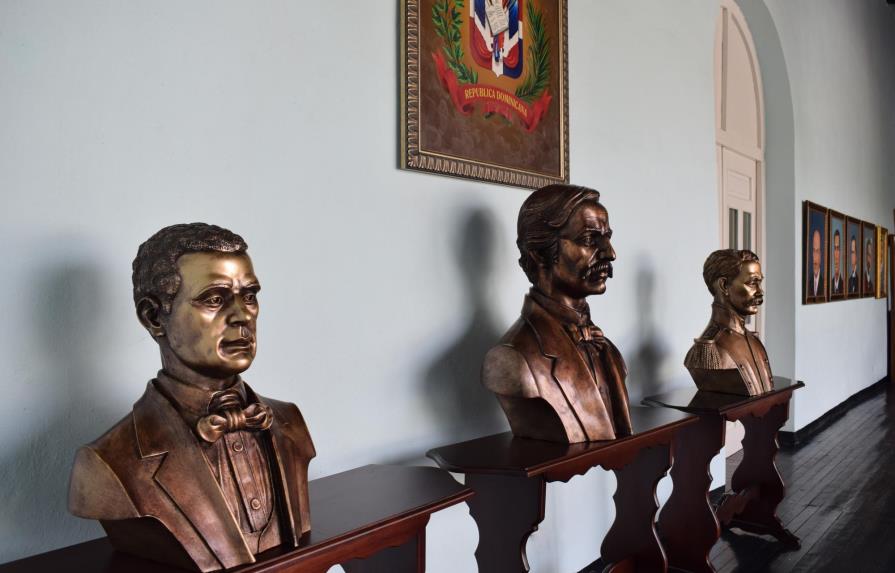 Develizan bustos de los padres de la Patria en la Academia de la Historia 