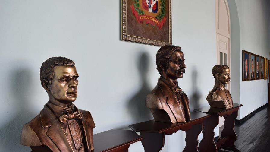 Develizan bustos de los padres de la Patria en la Academia de la Historia 