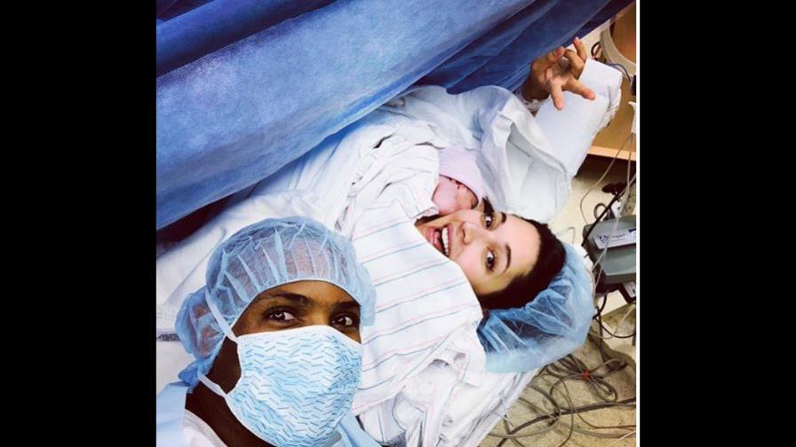 Amelia Vega, feliz con su nueva bebé Amelia Vega, feliz con su nueva bebé