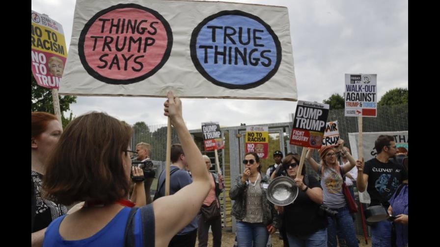 “Trump fuera!”, corean ingleses frente a embajada estadounidense en Londres “Trump fuera!”, corean ingleses frente a embajada estadounidense en Londres