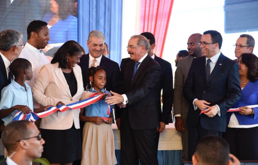 El presidente Medina inaugura escuela en Sierra Prieta