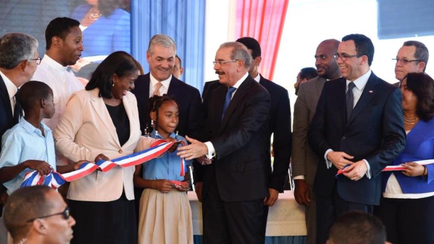 El presidente Medina inaugura escuela en Sierra Prieta