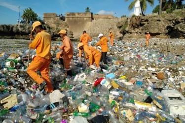 Ministro de Medio Ambiente advierte a empresarios: “hay que reducir los plásticos”