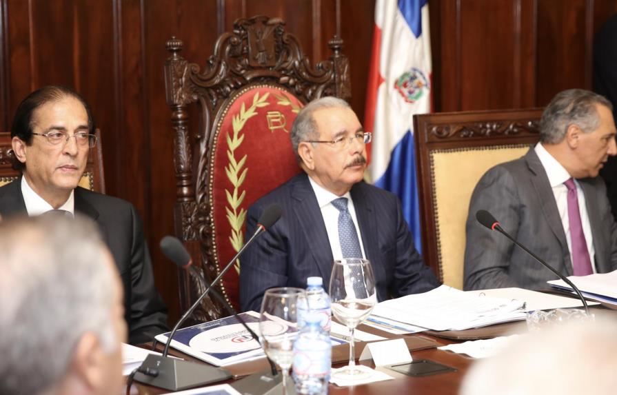 Personaje de la semana: presidente Medina sorprende con decretos para impulsar competitividad 