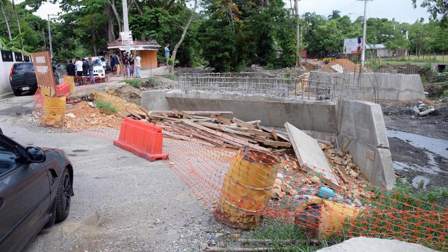 Demandan retomar los trabajos en puente Baitoa