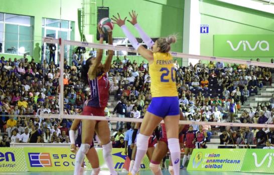 Otra página dorada del voleibol femenino dominicano: barre 3-0 por primera vez a Brasil en su historia