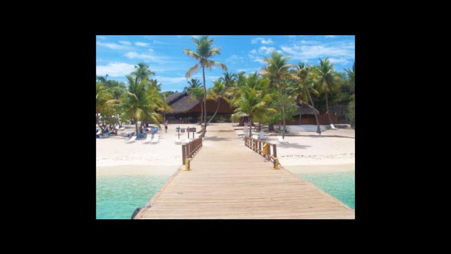 Lancha fuera de borda mata turista alemana en playa de isla Catalina Lancha fuera de borda mata turista alemana en playa de isla Catalina