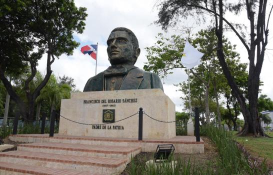 El presidente Medina develiza bustos de Duarte, Sánchez y Mella en Plaza de la Bandera