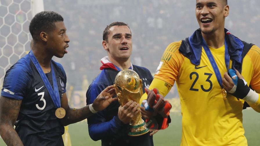 Griezmann se enfunda con bandera... uruguaya en rueda de prensa