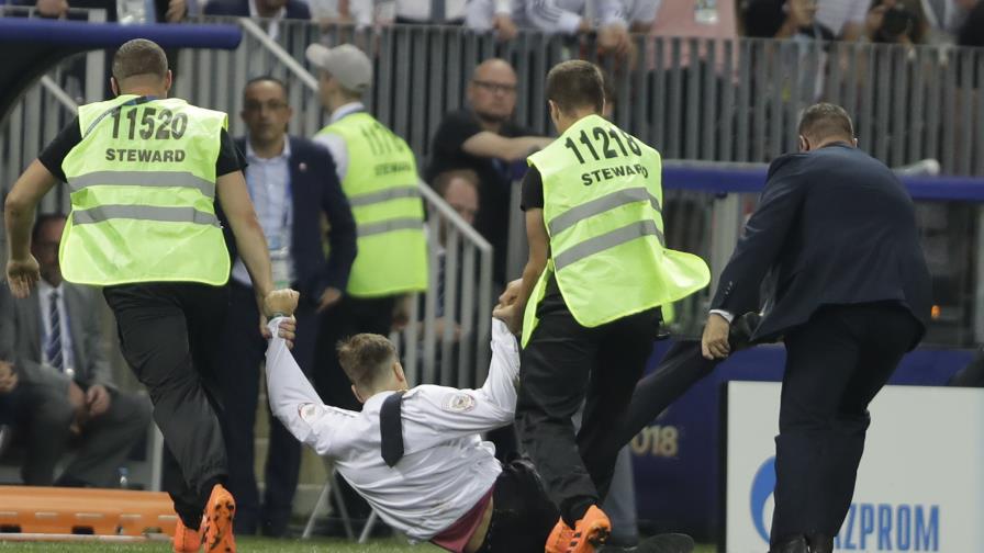 Frente a Putin, Pussy Riot invade cancha en la final Frente a Putin, Pussy Riot invade cancha en la final