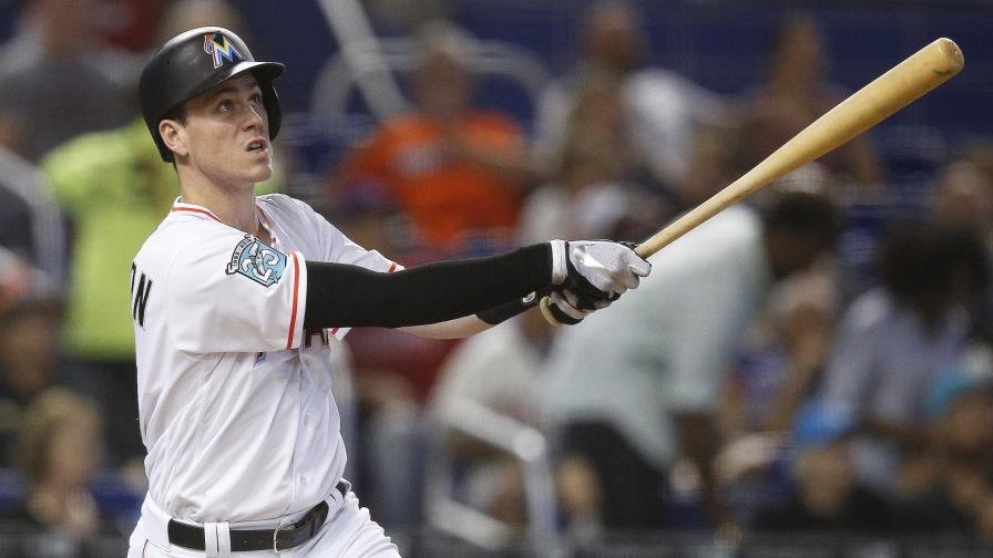 Miami anota ocho en la 5ta y vence 10-5 a los Filis 