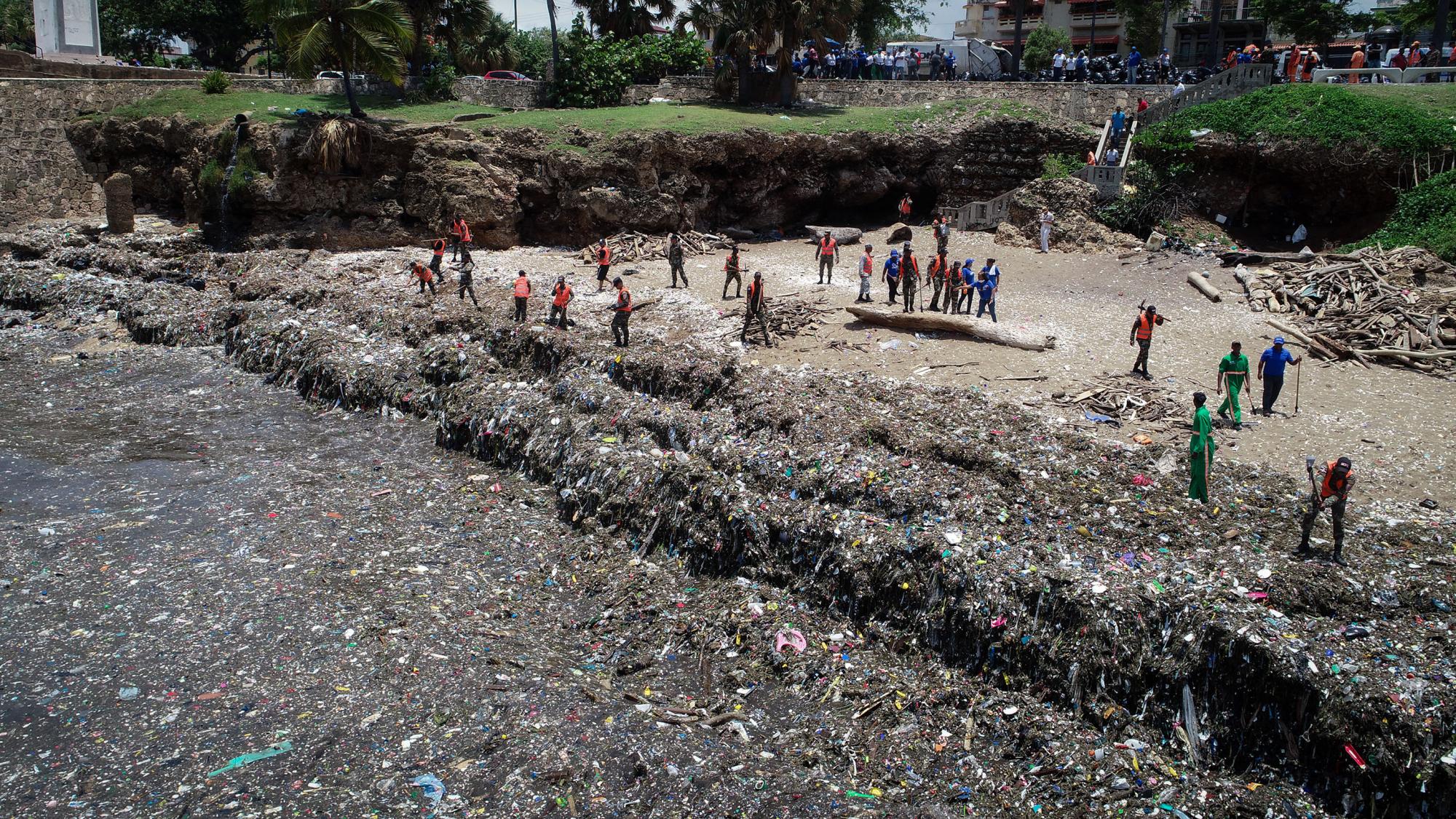 Se cree que en horas ya no habrá residuos sólidos en las aguas(Diario Libre/Pedro Bazil)
