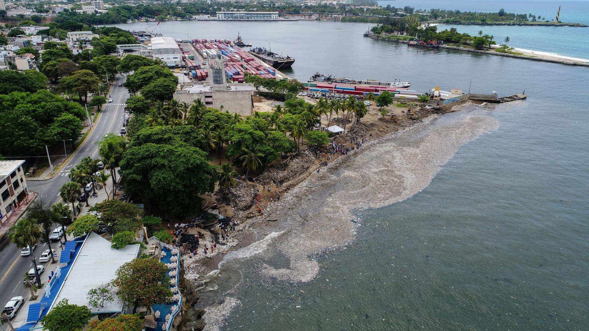 Cientos de hombres y mujeres se dedicaron a recoger los residuios(Diario Libre/Pero Bazil)