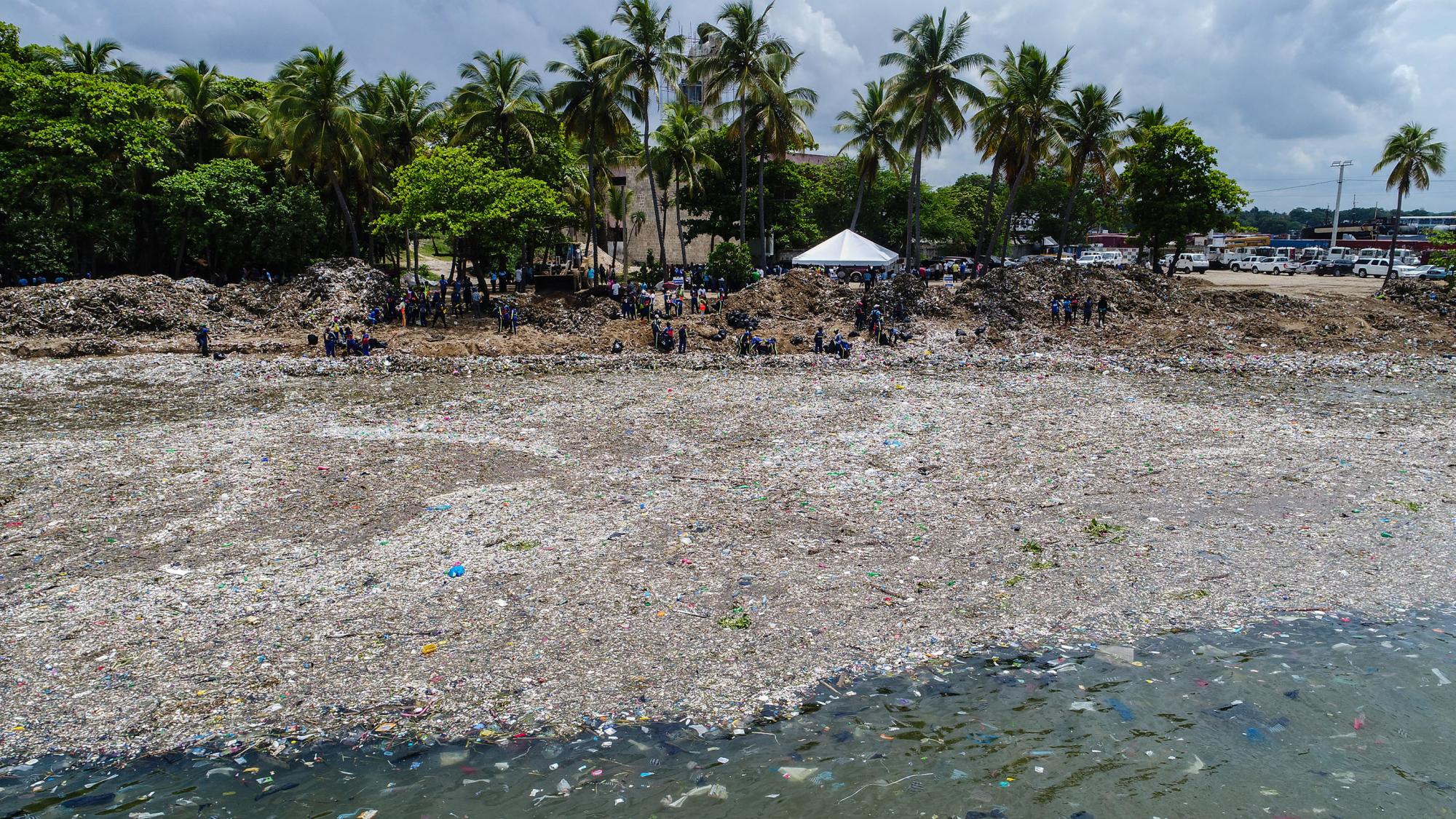 Así estaba ayer todavía la zona de la Plaza Fray Antón de Montesinos(Diario Libre/ Pedro Bazil)