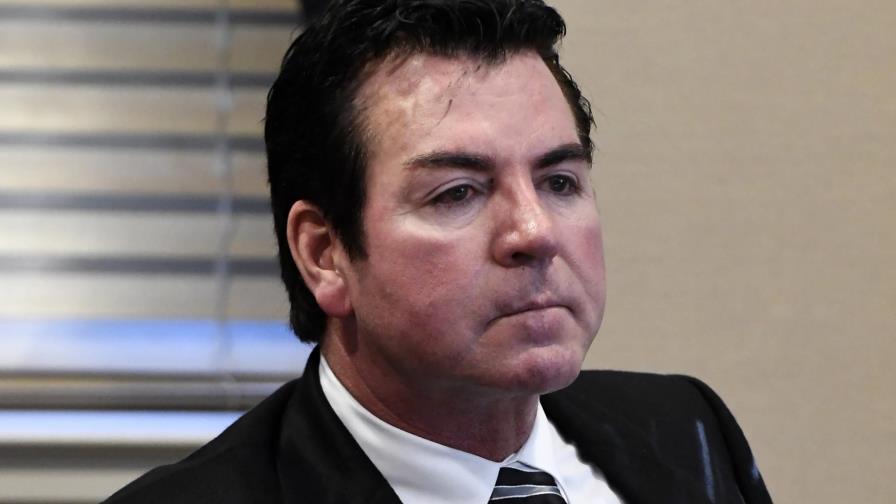 Fundador de cadena Papa John se defiende tras dimitir por comentario racista