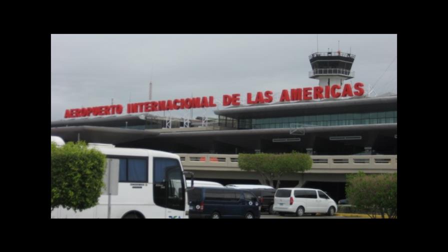 Apresan a una pareja con casi 33 millones de pesos en aeropuerto de Las Américas 