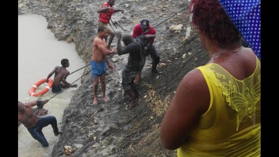 Recuperan cadáveres de los tres hermanitos desaparecidos en laguna de San Pedro de Macorís Recuperan cadáveres de los tres hermanitos desaparecidos en laguna de San Pedro de Macorís