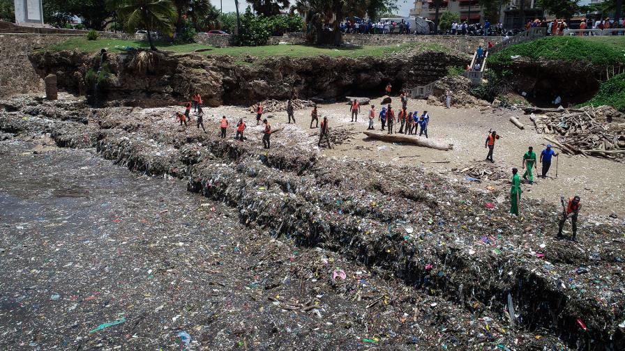 Medio Ambiente convoca supermercados para comenzar a eliminar uso de plásticos en el país